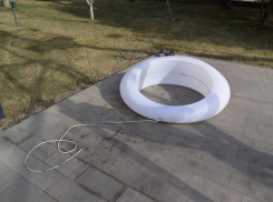 Светящиеся качели рухнули на детей на набережной в Волгограде