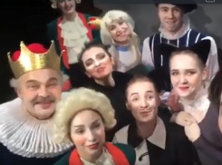 Кот в сапогах и артисты молодежного театра поздравили читателей «Блокнота Волгограда» с Новым годом