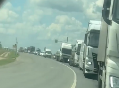 Дикая пробка кошмарит на выезде из Волгограда: полчаса ползли шесть километров