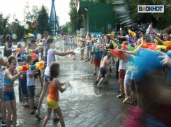 В Волгограде дети против взрослых вышли на водяную битву в центре города