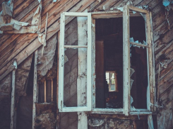 Молодой парень сгорел в деревянном доме в поселке под Волгоградом