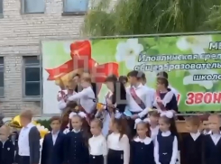 Выпускник пытался перерезать горло одноклассницы: видео нападения на линейке под Волгоградом
