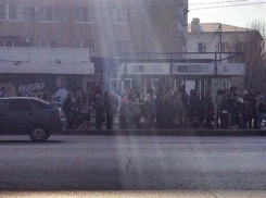 Толпы волгоградцев стоят в ожидании автобусов в Волгограде