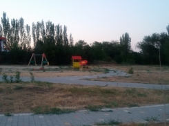 На юге Волгограда за 2 млн вместо парка отдыха поставили детскую горку и качели