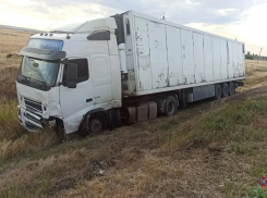 Два человека погибли в жутком ДТП с участием фуры и легковушки под Волгоградом