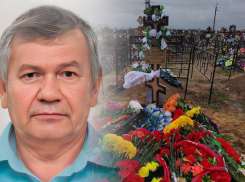 Могила усыпана цветами: в Волгограде простились с доцентом ВГИИК Мерлином 