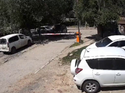 «Понаставили свои палки и страдают»: жители центра Волгограда сделали заявление по поводу личных шлагбаумов