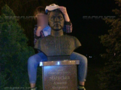 13-летняя школьница из Камышина ради селфи  залезла на шею Маресьеву 