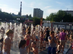 Толпа детей выбила у меня ребенка из рук во время купания в фонтане, - волгоградка