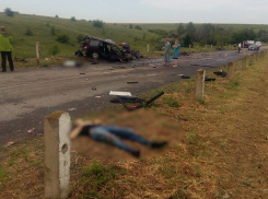 Два парня насмерть разбились в лобовом столкновении ИЖ и грузовика в Волгоградской области