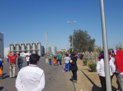 Волгоградцы из эвакуированного ТРК «Акварель» ищут укрытия в соседней «Ленте» 