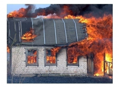 В Светлоярском районе злоумышленники спалили дачу