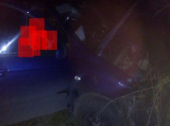 17-летние подростки разбились на авто на юге Волгограда: 1 погиб, 1 ранен 