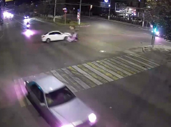 В Волгограде иномарка снесла двух байкеров: жесткое ДТП попало на видео