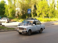 На юге Волгограда «Лада» сбила женщину с ребенком