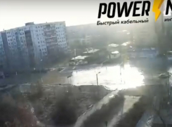 В Волжском за 20 секунд улица превратилась в море: смотрим видео