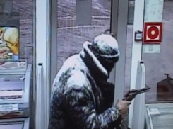 На севере Волгограда вооруженный мужчина ограбил АЗС