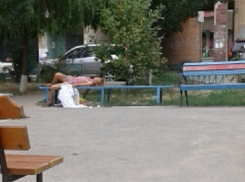 Волгоградка в мини-платье обругала прохожих и легла спать на детской площадке