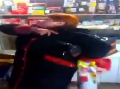 На видео попала пьяная волгоградка, избившая полицейского 