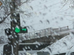 Движение в Волгограде парализовал автобус, застрявший под мостом