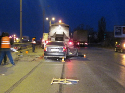 Волгоградец на Hyundai сбил дорожного рабочего и погиб, влетев КамАЗ