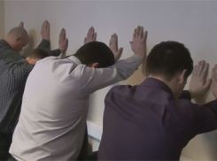  Семеро волгоградцев напали на 32-летнего мужчину