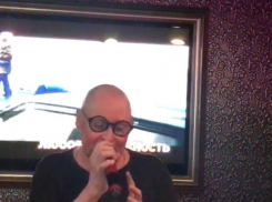  Певец Шура исполнил «Транзитного пассажира» Аллегровой в караоке Волгограда 