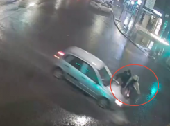Пешеходов взял на таран 19-летний водитель в центре Волгограда: видео 
