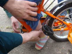 Под Волгоградом 5-летний ребенок застрял в велосипеде