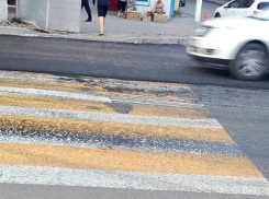 Поверх свежей разметки в Волгограде догадались положить асфальт