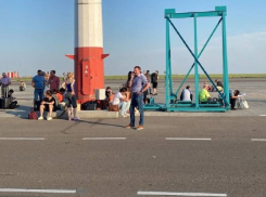 «Выгнали на взлетную полосу»: в Волгограде эвакуировали аэропорт из-за угрозы взрыва