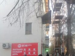 Балкон рухнул на мужчину напротив Тракторного рынка в Волгограде