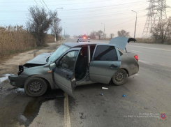 Водитель LADA уснул за рулем и врезался в столб в Кировском районе Волгограда
