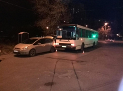 На севере Волгограда автобус протаранил иномарку и сбил 27-летнего пешехода