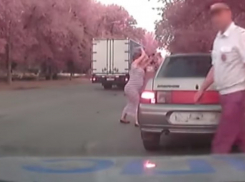 Разбивающую автомобиль с шестью детьми пьяную волжанку сняли на видео сотрудники ДПС