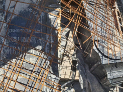 136-летнее надгробие из Царицына лежит в мусоре у храма Александру Невскому: обещали реставрацию