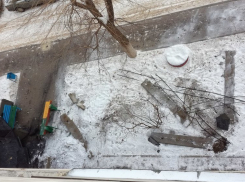 На севере Волгограда из-за сильного ветра обвалилась часть крыши 9-этажки