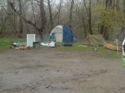 Волгоградские активисты разбили палаточный лагерь около дебаркадера