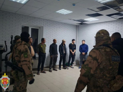 Десятки мигрантов вывел ОМОН из кафе в Котельниково: видео