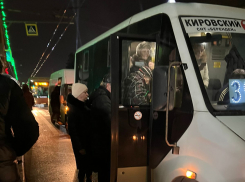 Толпы волгоградцев собрались на остановках и не могут уехать из центра 