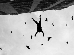 На глазах у подруг 14-летний мальчик выпал из окна 16 этажа на севере Волгограда