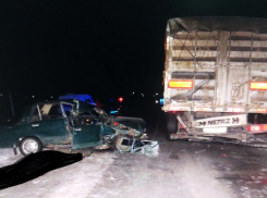 Труп водителя вывалился из жигулей, дети попали в больницу после ДТП под Волгоградом