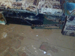 Бригада «Водоканала» затопила 3 частных дома в Волгограде, откачивая воду на месте порыва 