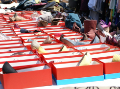Волгоградцам рассказали всю правду об однодневных распродажах обуви с огромными скидками со склада