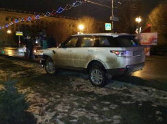 Range Rover протаранил три автомобиля в центре Волгограда: водитель скрылся