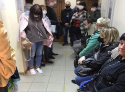 В гигантской очереди в поликлинике №2 Волгограда смешались кашляющие «ковидники» и люди с ОРВИ