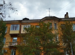 Кусок фасада оторвался от крыши дома на севере Волгограда