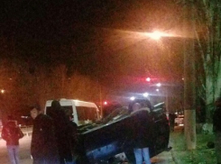 Внедорожник не вписался в поворот и перевернулся на крышу в Волжском