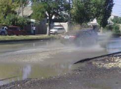 Порыв трубы растворил свежеуложенный асфальт в Волгограде