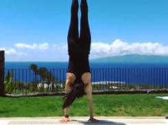 Без шеста и жизнь не та: Елена Исинбаева рухнула в бассейн во время упражнений